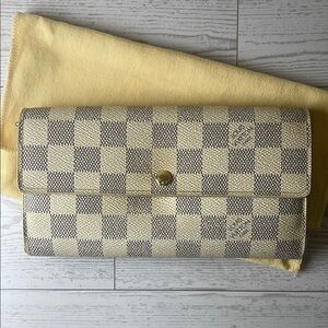 LOUIS VUITTON Damier Azur Sarah
Wallet.